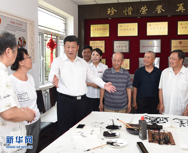 7月28日，中共中央总书记、国家主席、中央军委主席习近平到河北唐山市调研考察。这是习近平在唐山市祥富里社区文化活动室勉励正在进行书法绘画的社区居民。 新华社记者 谢环驰 摄
