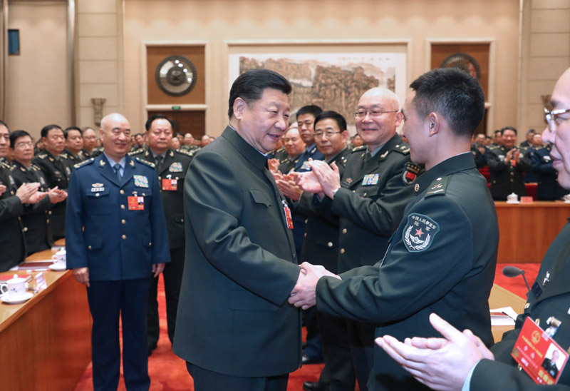 3月12日上午，中共中央总书记、国家主席、中央军委主席习近平出席十三届全国人大一次会议解放军和武警部队代表团全体会议。这是会议开始前，习近平亲切接见与会代表。
